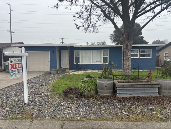 1018 Badgley Dr in Modesto, CA - Building Photo - Building Photo