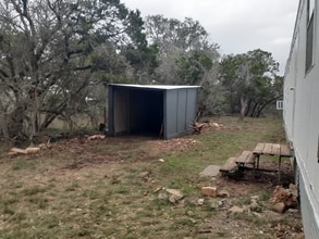 100 30th St W in Lakehills, TX - Foto de edificio - Building Photo