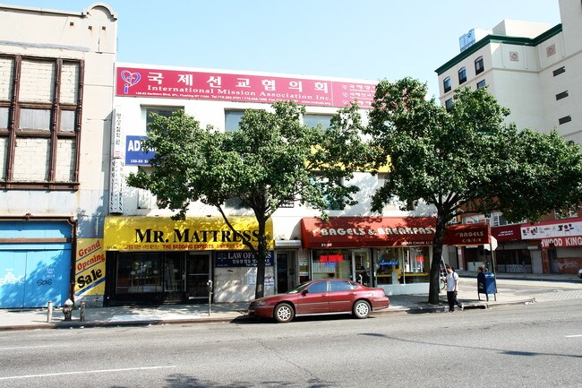 13553 Northern Blvd in Flushing, NY - Building Photo - Building Photo