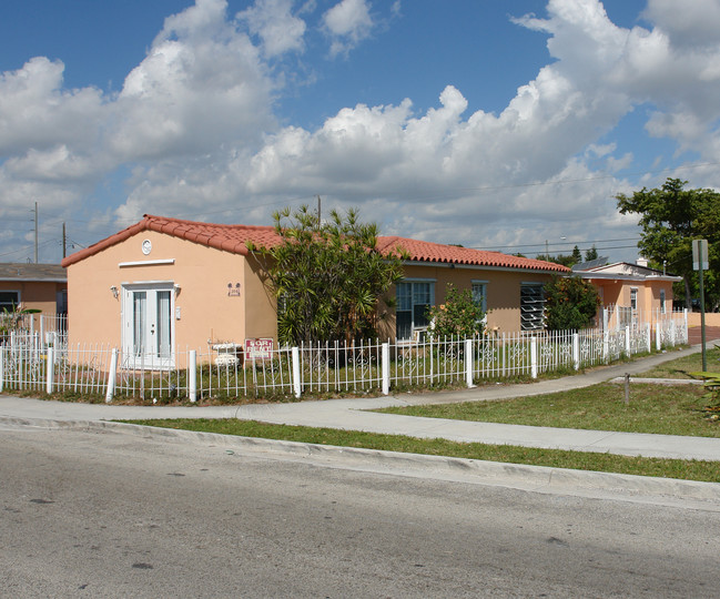 300-306 SW 16th St in Dania Beach, FL - Building Photo - Building Photo