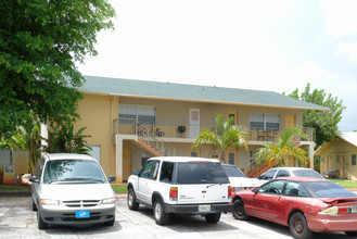 Deerfield Place Apartments & Townhomes in Deerfield Beach, FL - Building Photo - Building Photo