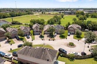 9326 Valley Tree Ln in Houston, TX - Building Photo - Building Photo