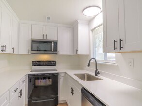 2402 SW 329th St in Federal Way, WA - Building Photo - Building Photo