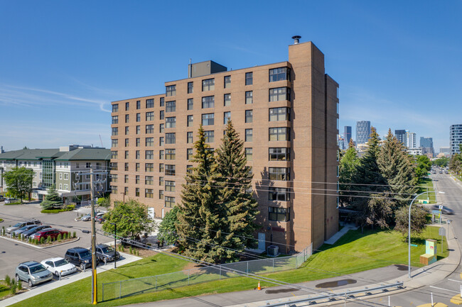 Columbus Manor in Calgary, AB - Building Photo - Building Photo