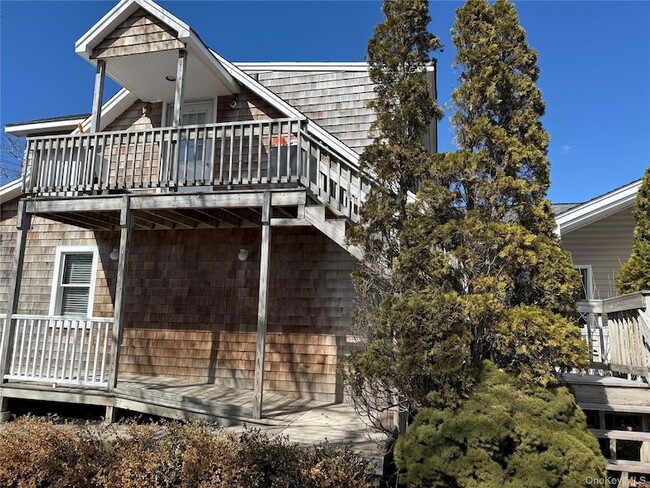 64 Old Riverhead Rd in Westhampton Beach, NY - Foto de edificio - Building Photo