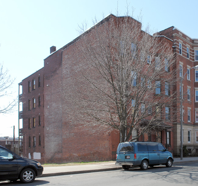 Holyoke Portfolio in Holyoke, MA - Foto de edificio - Building Photo