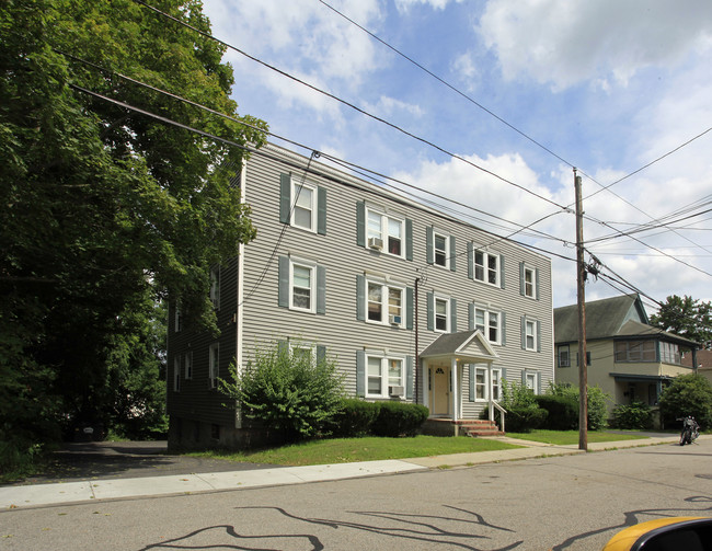 33 Grant St in Milford, MA - Foto de edificio - Building Photo