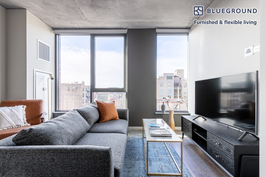 939 W Washington Blvd, Unit FL5-ID189 in Chicago, IL - Building Photo