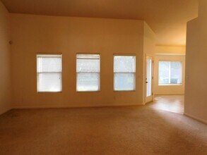 5189 W Beechwood Ave in Fresno, CA - Building Photo - Building Photo