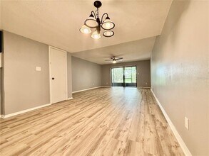 5437 Vineland Rd in Orlando, FL - Building Photo - Building Photo