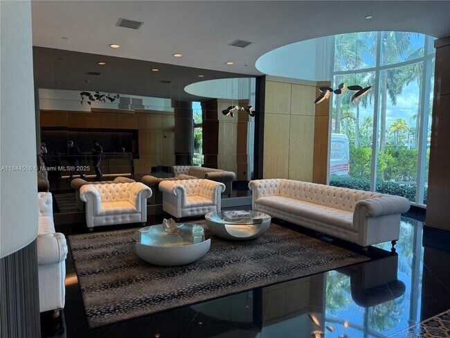 5025 Collins Ave in Miami Beach, FL - Building Photo - Building Photo