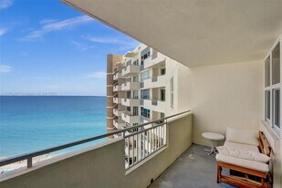 3180 S Ocean Dr in Hallandale Beach, FL - Building Photo
