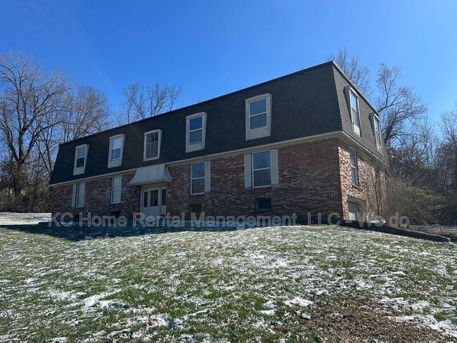 8725 Countryshire Ln in Kansas City, MO - Building Photo - Building Photo