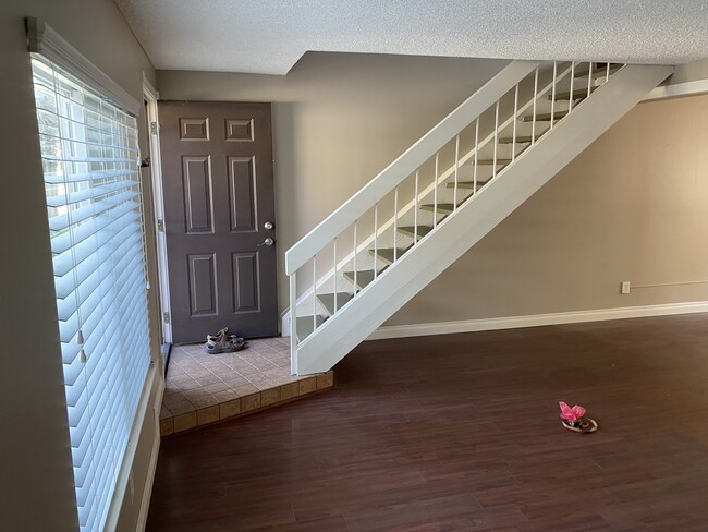 1445 1st St in Duarte, CA - Foto de edificio - Building Photo