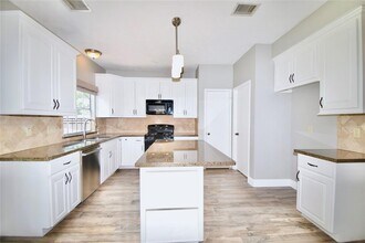 6402 Laurel Bush Ln in Sugar Land, TX - Foto de edificio - Building Photo