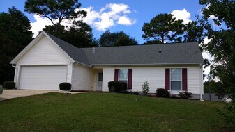 150 W Old Mill Way in Crestview, FL - Building Photo