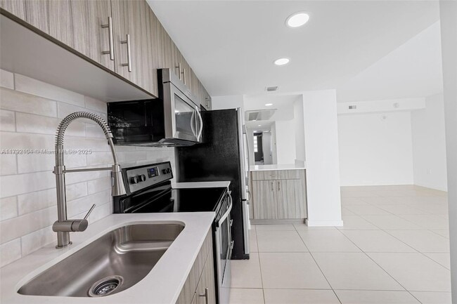 910 West Ave, Unit 1212 in Miami Beach, FL - Building Photo - Building Photo
