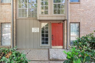 10438 High Hollows Dr, Unit 244L in Dallas, TX - Building Photo - Building Photo