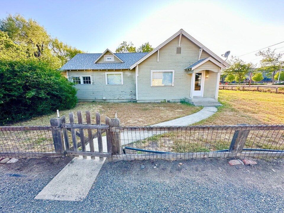 201 S Locust St in Ellensburg, WA - Building Photo