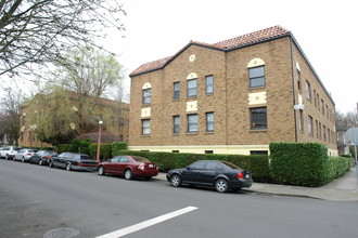 Amber Court Apartments in Portland, OR - Building Photo - Building Photo