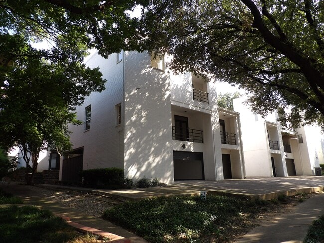 property at 3910 Buena Vista St