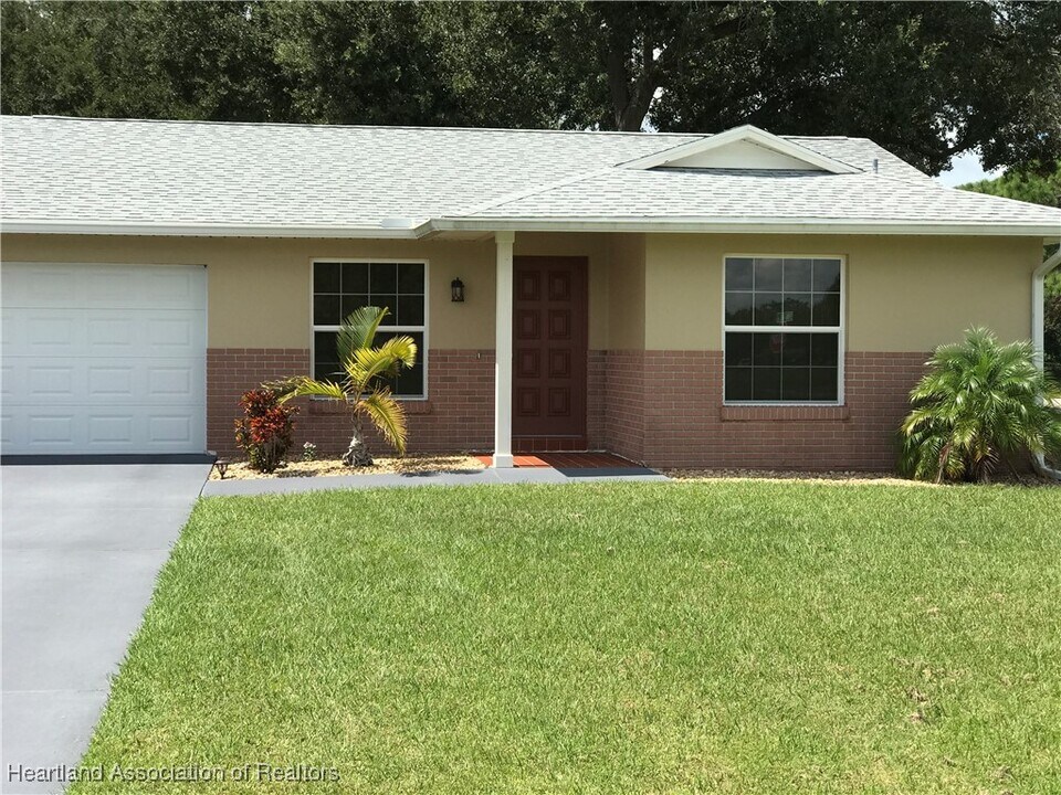 218 Mimosa Ct in Sebring, FL - Building Photo