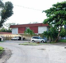 666 NE 122nd St in Miami, FL - Foto de edificio - Building Photo