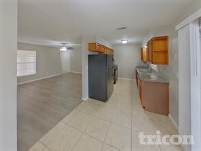 1002 Saxon Ct in Brandon, FL - Building Photo - Building Photo