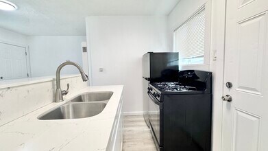 536 W 48th St in Los Angeles, CA - Building Photo - Building Photo