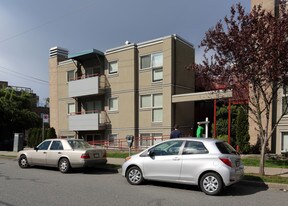Alder Court in Vancouver, BC - Building Photo
