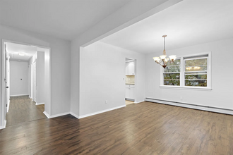 35 Pasadena Pl, Unit FL 2 in Hawthorne, NJ - Foto de edificio - Building Photo