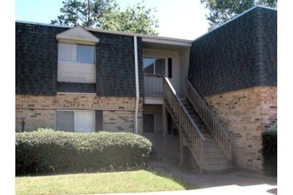 Long Point Manor in Beaumont, TX - Building Photo - Building Photo