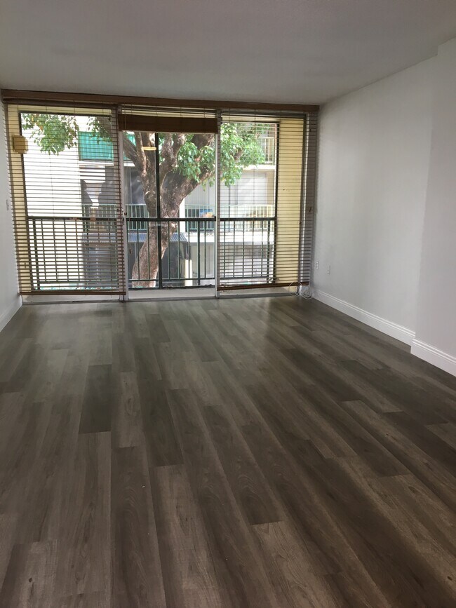 8810 Fontainebleau Blvd in Miami, FL - Building Photo - Building Photo