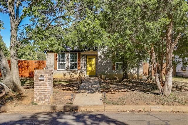 1012 N Robinson St in Cleburne, TX - Foto de edificio - Building Photo