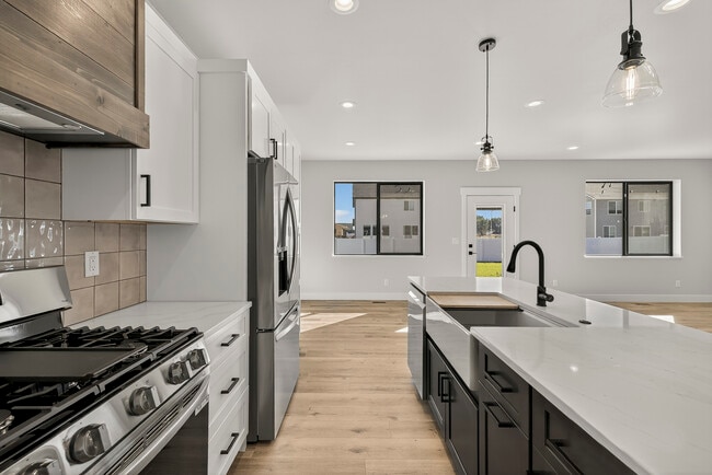 551 S Teton Ave, Unit House in Sugar City, ID - Building Photo - Building Photo