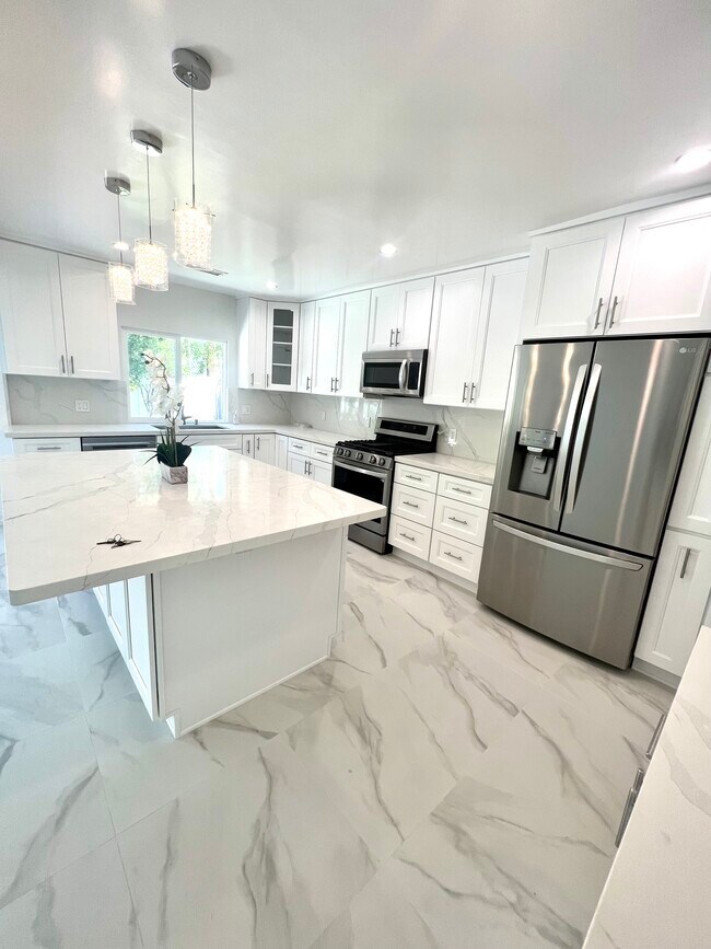 18245 Valley Vista Blvd in Tarzana, CA - Building Photo - Building Photo