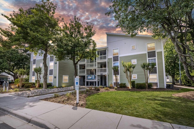 Village Green Apartment Homes in Wilmington, NC - Foto de edificio - Building Photo