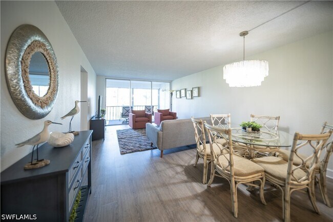 1086 Forest Lakes Dr in Naples, FL - Building Photo - Building Photo