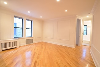 130 E 70th St in New York, NY - Building Photo - Building Photo