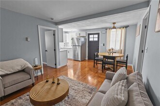 11 Baker St-Unit -1 in Bristol, RI - Building Photo - Building Photo