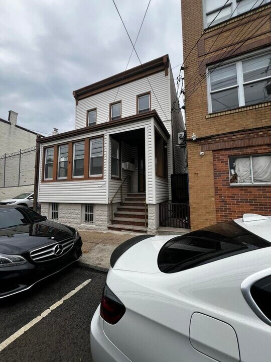 600 67th St in West New York, NJ - Building Photo