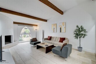 945 Vegas Valley Dr in Las Vegas, NV - Building Photo - Building Photo