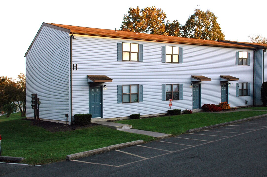 Perry Manor in Newport, PA - Building Photo