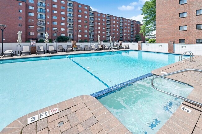 22 9th St, Unit 705 in Medford, MA - Foto de edificio - Building Photo