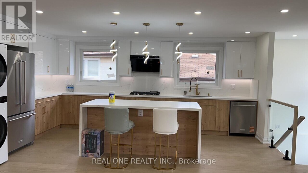 3366 Strabane Dr in Mississauga, ON - Building Photo