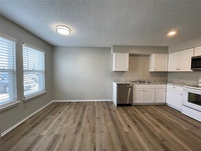 327 SW 3rd St-Unit -202 in Grand Prairie, TX - Building Photo - Building Photo