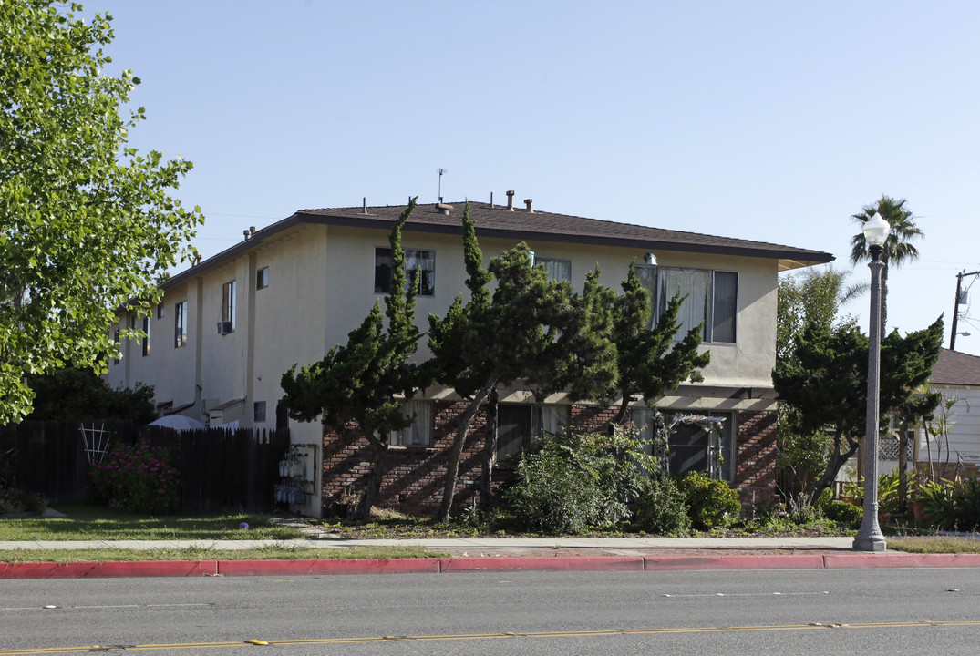 1107 W Broadway in Anaheim, CA - Building Photo