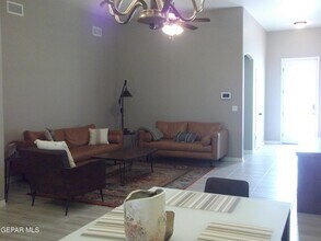 7836 Enchanted View Dr in El Paso, TX - Foto de edificio - Building Photo