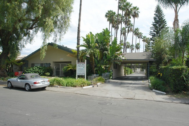 Coral Reef Apartments in San Gabriel, CA - Foto de edificio - Building Photo