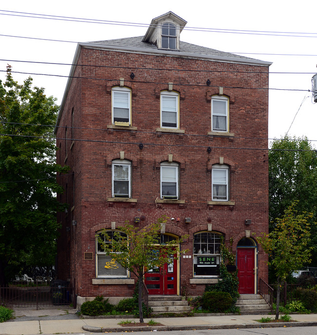 207-209 Douglas Ave in Providence, RI - Foto de edificio - Building Photo